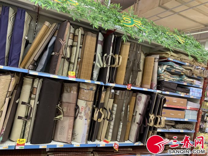 凉席销售火爆,和往年不同的是,今年凉席主打自然牌,竹,藤材质受欢迎