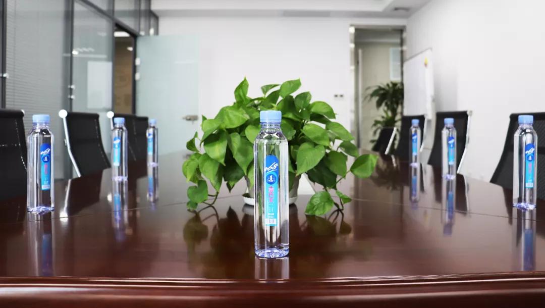 会议室办公桌健身房车展赞助大学礼堂"避高趋下",水不愿意待在高处,水