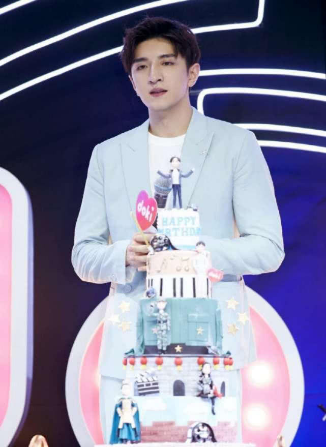 在生日会现场金瀚也非常热情地与粉丝互动,十分有亲和力,像极了邻家大