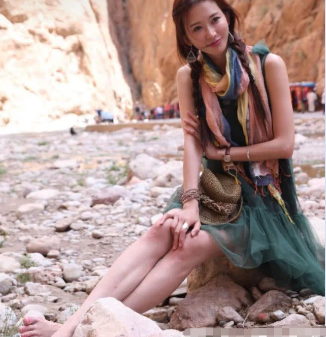 或片酬的林志玲,都是非常性感妩媚的形象,相信也没有人注意过她的脚