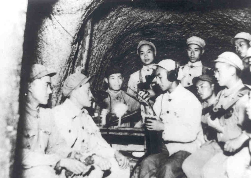 上甘岭战役中,美军调集兵力6万余人,大炮300余门,坦克170多辆,出动