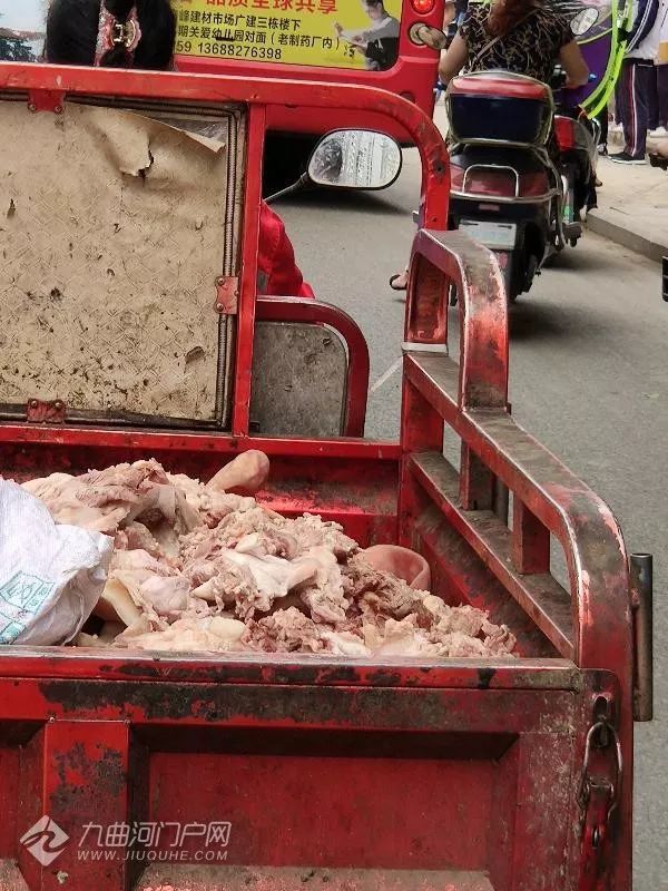 资阳街头目击脏污的三轮车载着半加工的肉这是要运向哪里