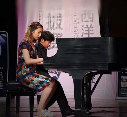 原创黄磊女儿多多弹钢琴比赛获得了一等奖网友漂亮又多才多艺
