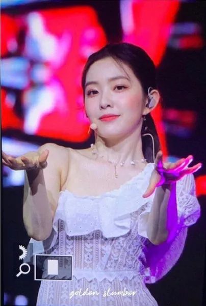 red velvet几位小姐姐最近在忙世界巡演,演出服当然也备受期待,但是