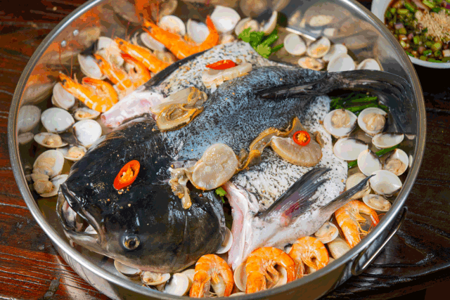 滋粥楼小馆的锡纸大盘焗鱼起源于顺德公炆鱼,在最地道的基础上加入