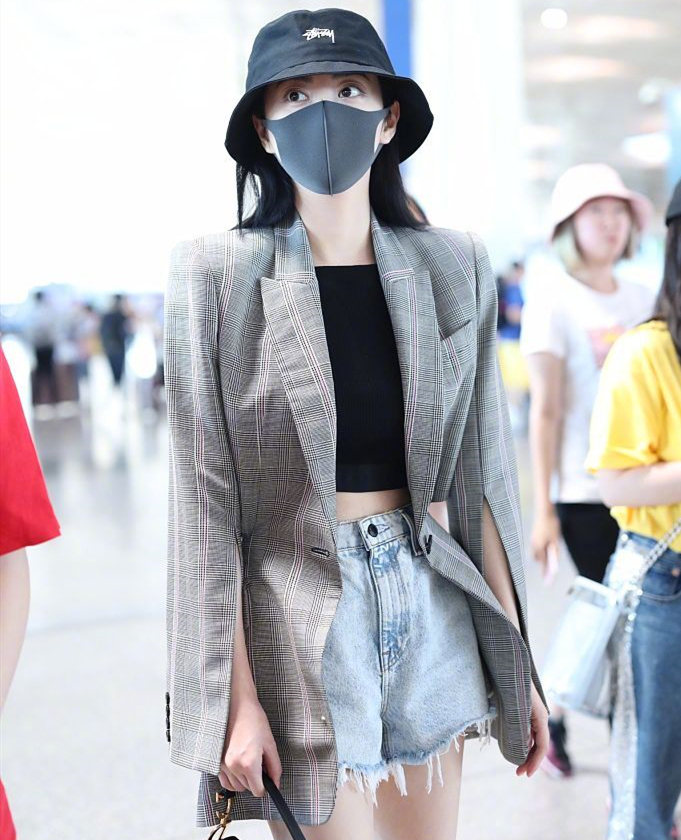 当天下午景甜现身北京机场,景甜身穿露脐装牛仔短裤西装外套,大秀