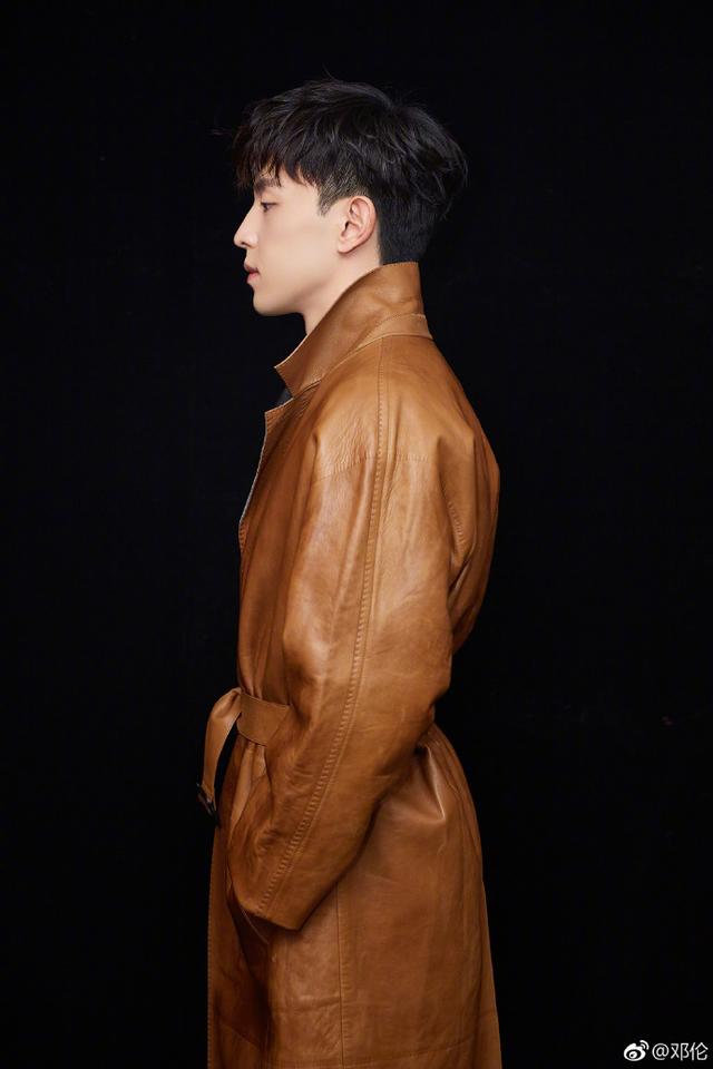 邓伦18岁罕见校园照曝光毕业后的他判若两人自带男主光环