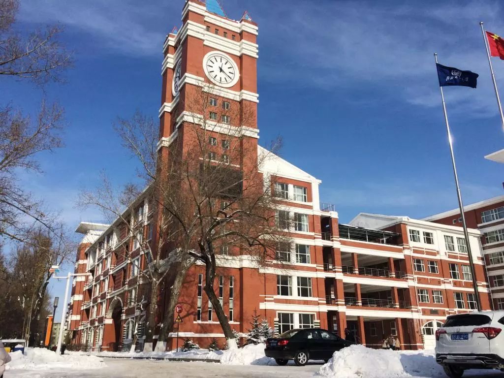 主教学楼1齐齐哈尔大学坐落在嫩江之滨闻名遐尔的丹顶鹤故乡
