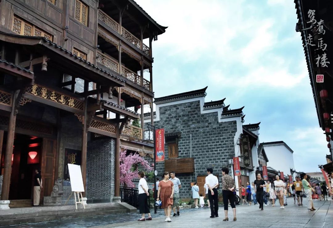 在常德河街"鸳鸯走马楼"看戏,可以唤醒乡愁