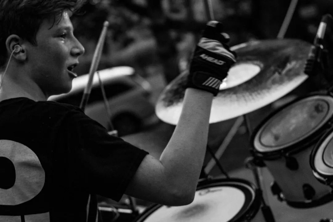 eli - 乐队鼓手:henry - 乐队吉他手兼主唱:这支强悍的三人少年金属团