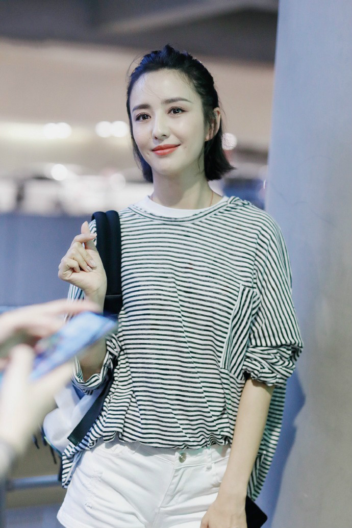 佟丽娅这条白短裤要火机场穿了不止一次配条纹t35嫩成25