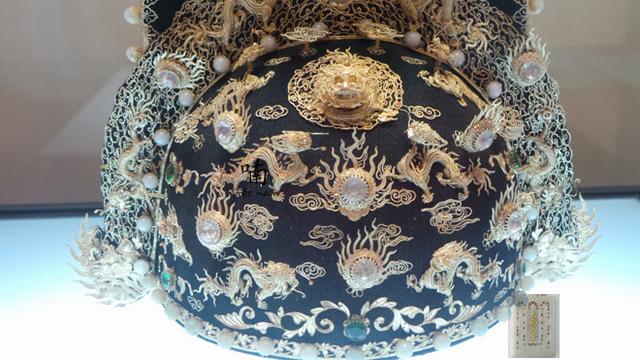 越南大南皇帝之冠沿袭明朝乌纱翼善冠有个霸气名字九龙冲天冠