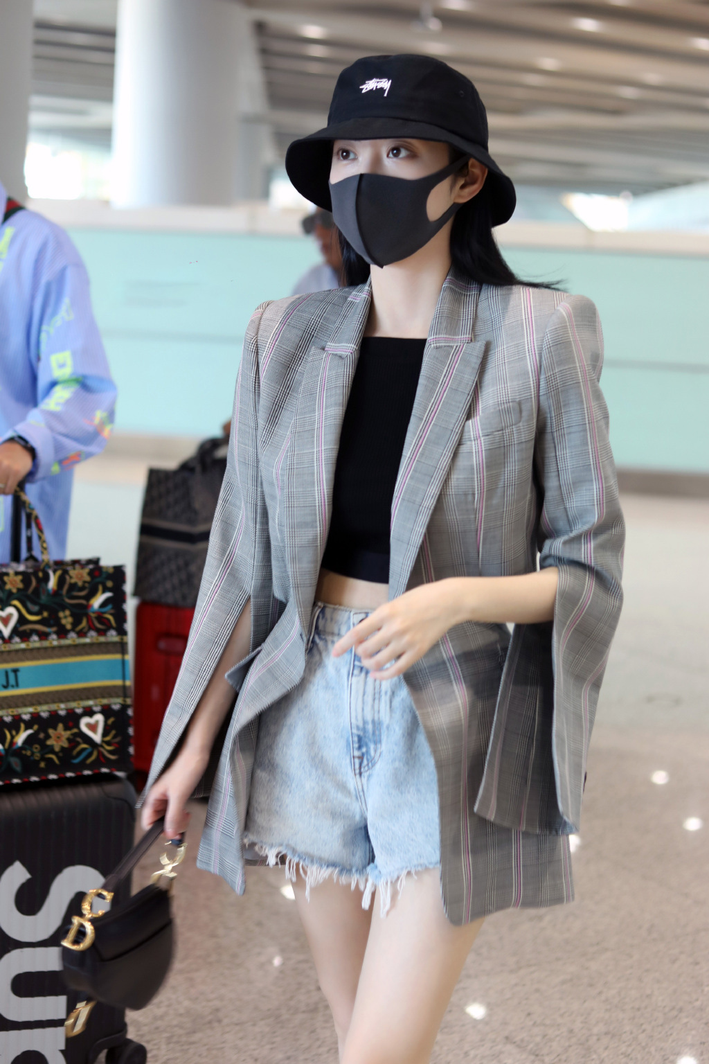 景甜现身机场低调亲切穿露腹装配热裤大秀蛮腰与美腿