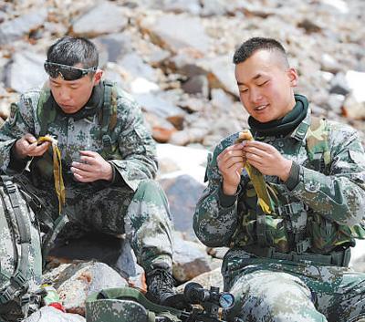 端午節期間邊防官兵冰川巡邏