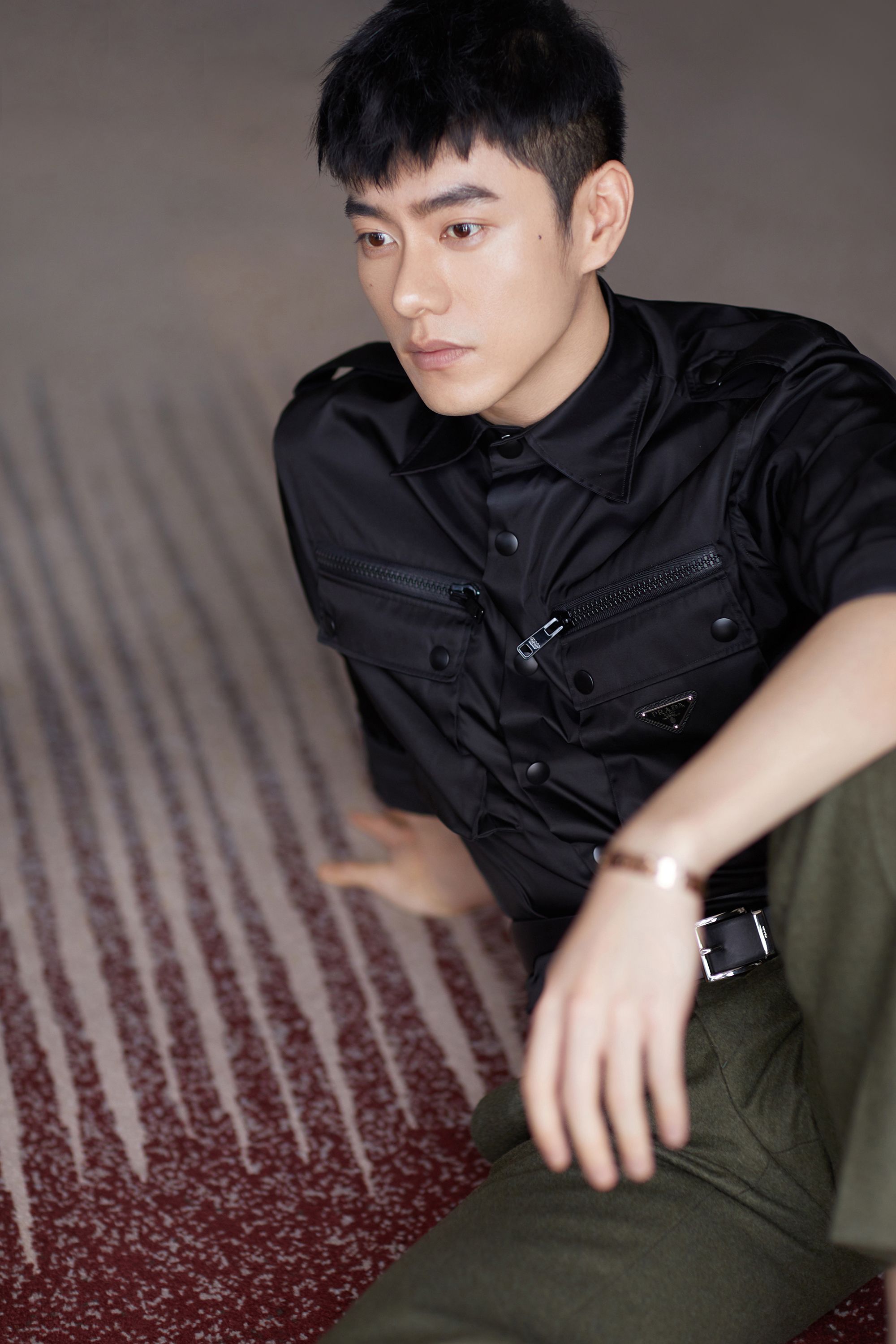 李程彬出席顶级时尚品牌春夏大秀化身来自未来硬朗绅士