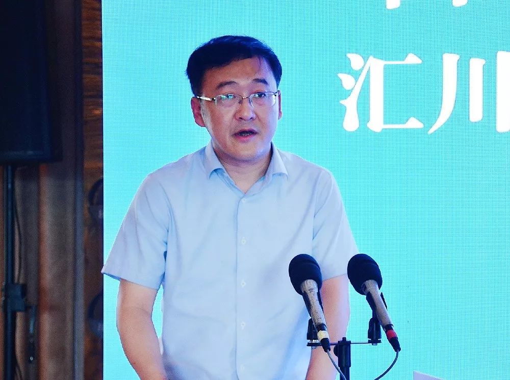 市人大常委会秘书长杨斌主持座谈会,市人大常委会法工委主任胡鹏就