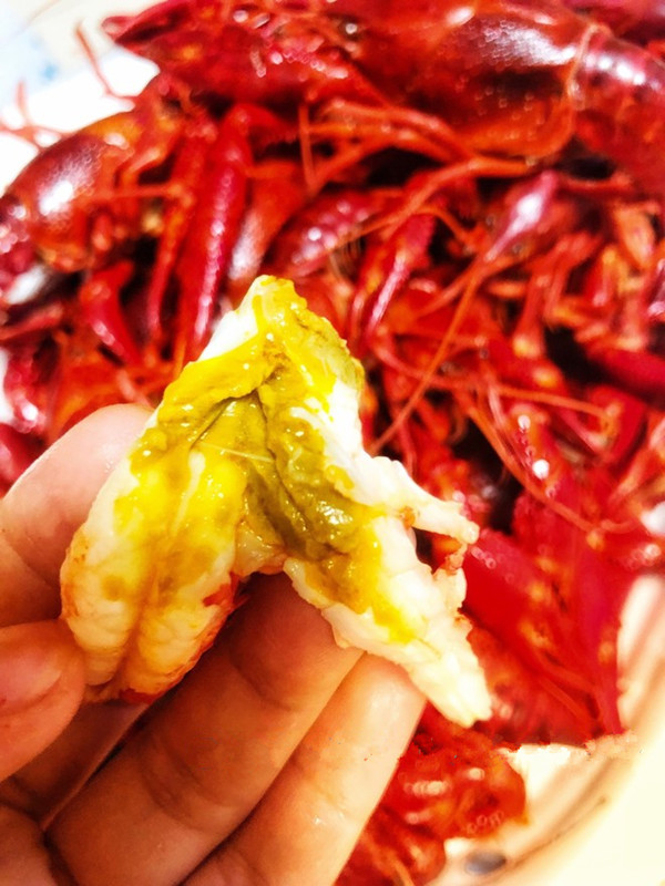 嫩弹鲜甜的虾肉,吮汁浓香的虾黄,来自清蒸小龙虾的原汁美味!