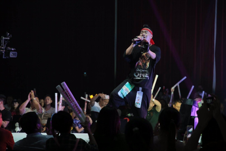 这位从东莞车间流水线走出的原创歌手,在虎门办了场公益演唱会_阿火