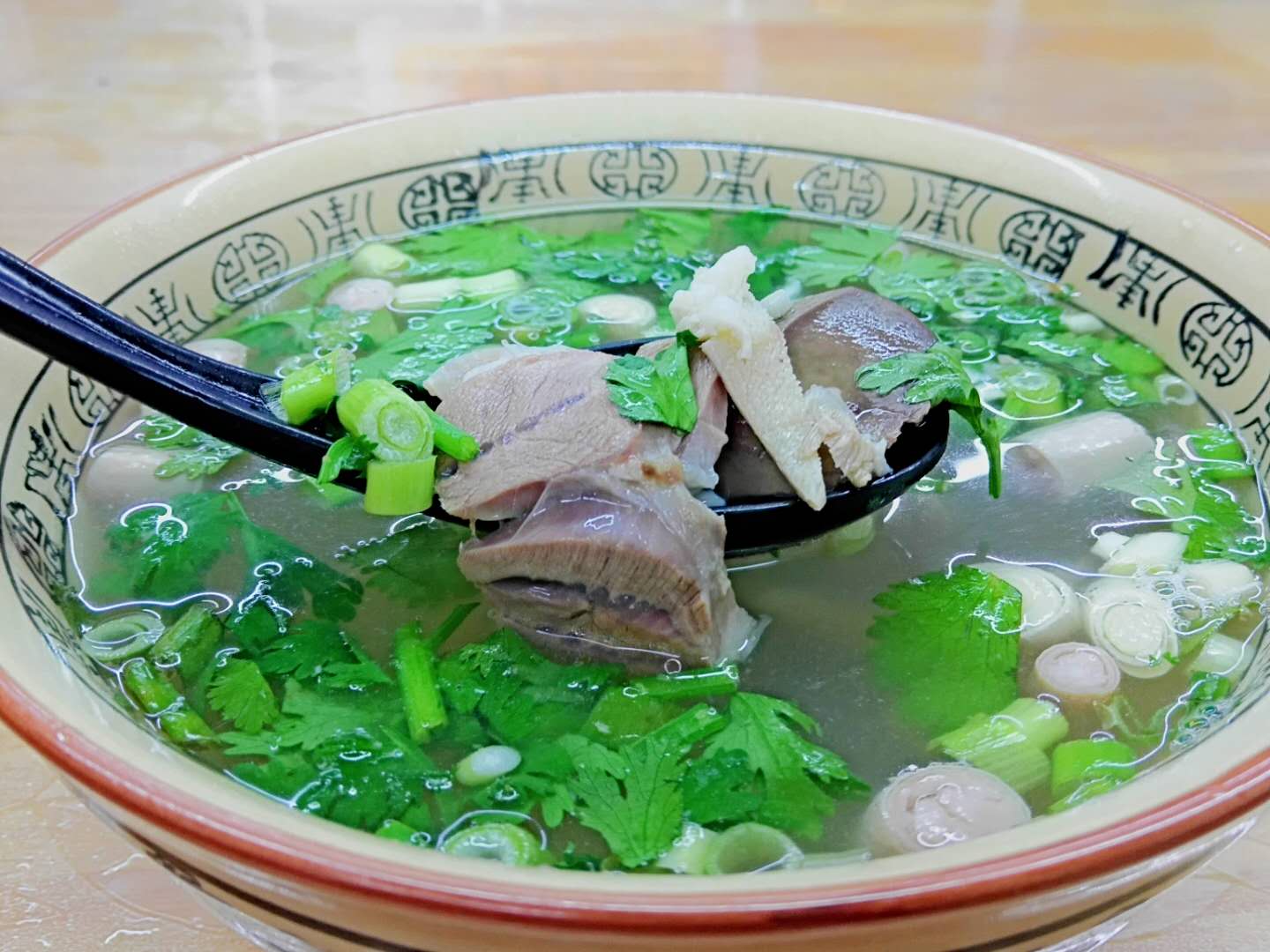 在黄岛入小店喝一碗有赌性的羊汤