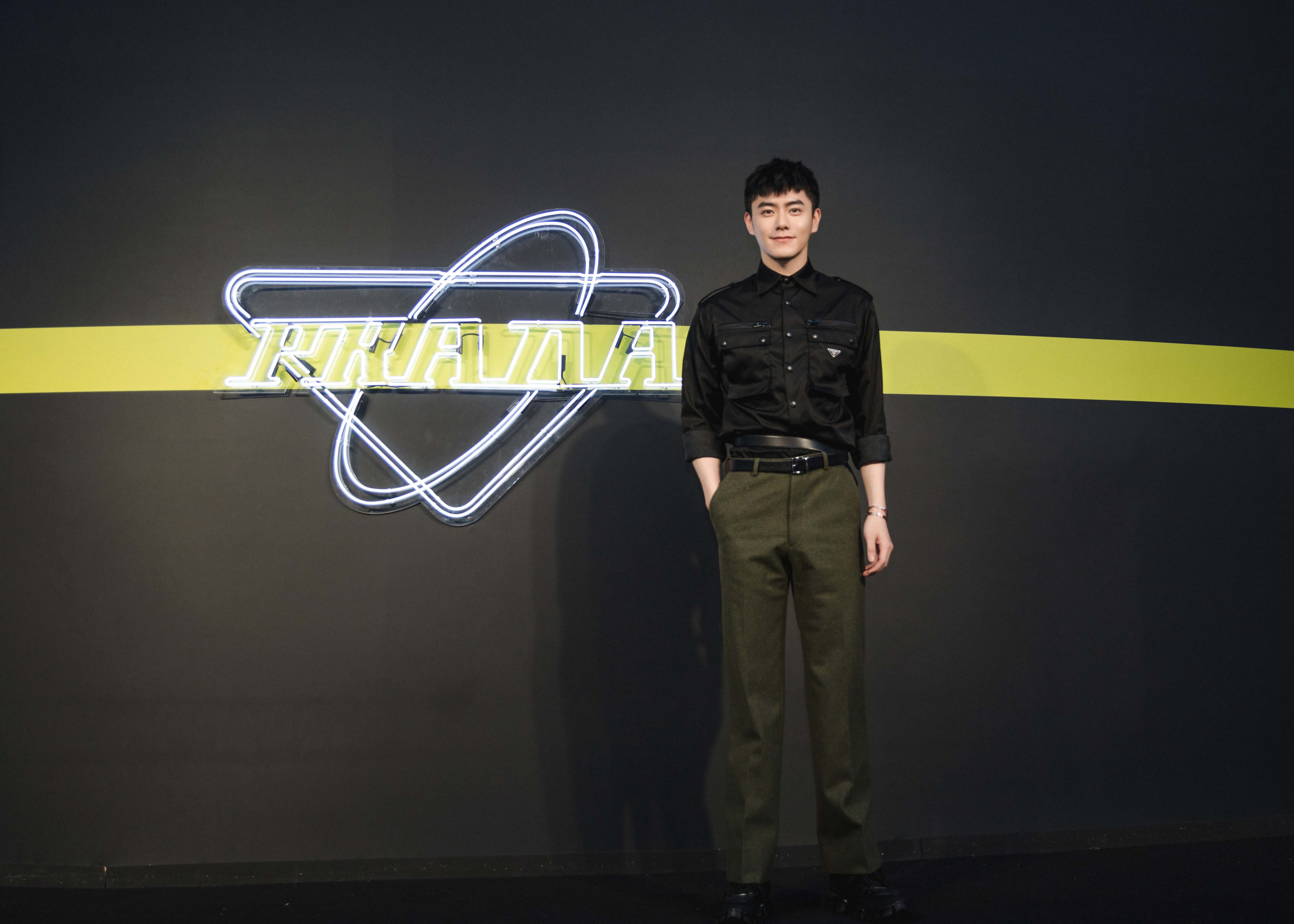 李程彬出席顶级时尚品牌春夏大秀化身来自未来硬朗绅士