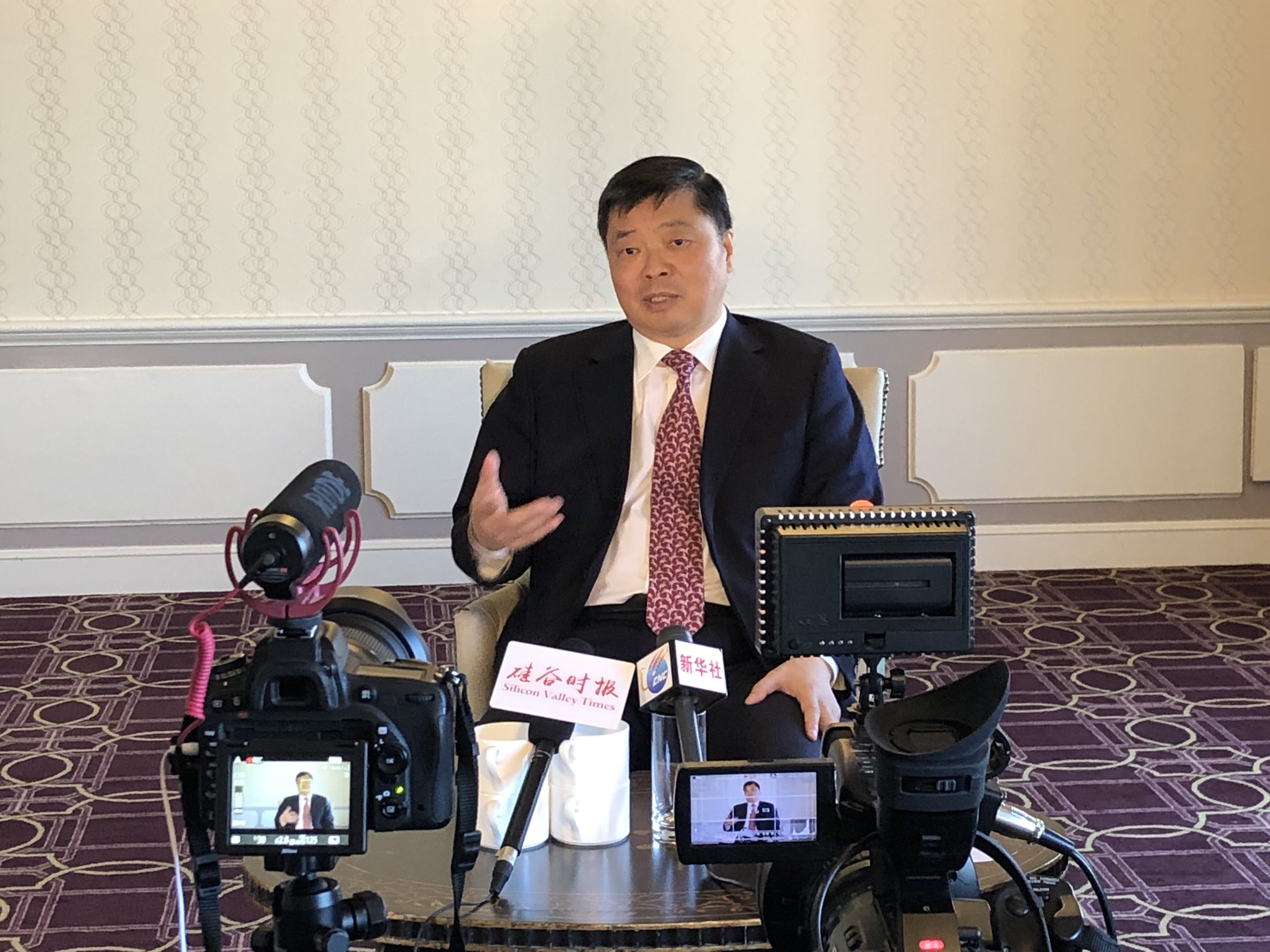 欧阳卫民副省长接受媒体采访本次交流会聚焦高端产业合作和创新资源