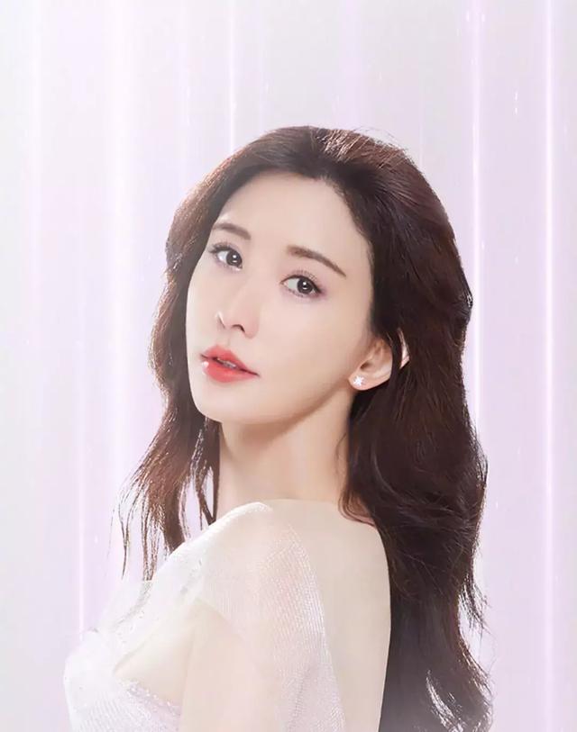 原创林志玲婚后现身晚宴,红裙配波浪卷发,被人劝酒喝到满脸通红!