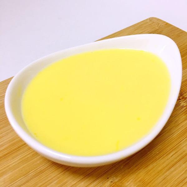 2,蛋黄羹如果宝宝不喜欢吃蛋黄泥,可选择蛋黄羹.