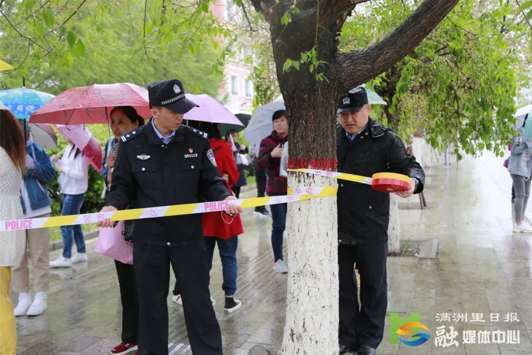 警察为考生拉起警戒线家长们在考场外翘首以盼满洲里七中门前交警保证