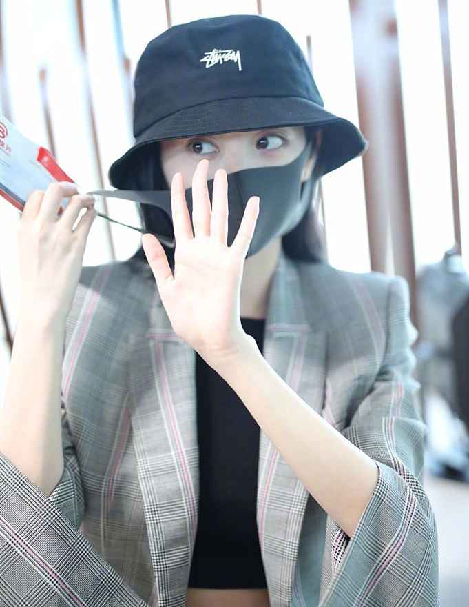 景甜开工录节目状态好,手持玩偶与粉丝热聊!