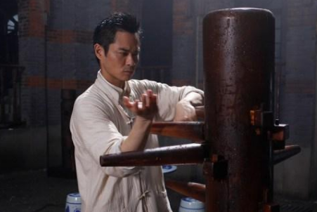 《叶问》的时候因为拍戏过于劳累,以至于他同在戏中扮演他老婆张永成