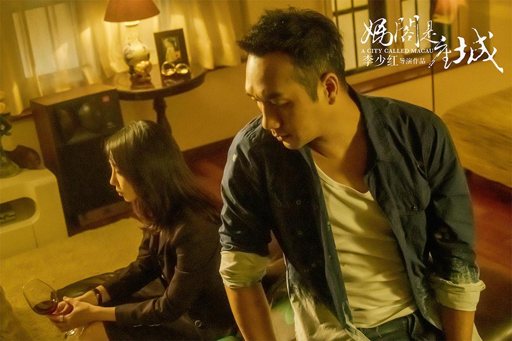 这部电影讲述了一个女人在赌城澳门做叠码仔谋生,与三个男人发生的爱