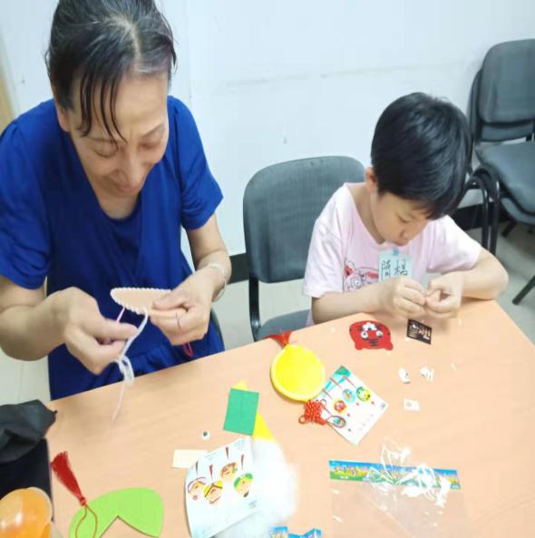 粽情端午手手相传顺源里社区举办亲子手工diy香包制作活动