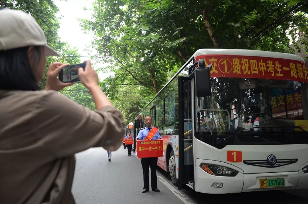 送考的襄阳公交暖爆了他们用行动作答高考作文