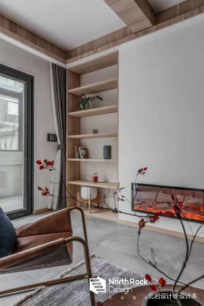沙发背景墙,电视背景墙都可以利用墙壁的厚度打造书架,是常见的做法