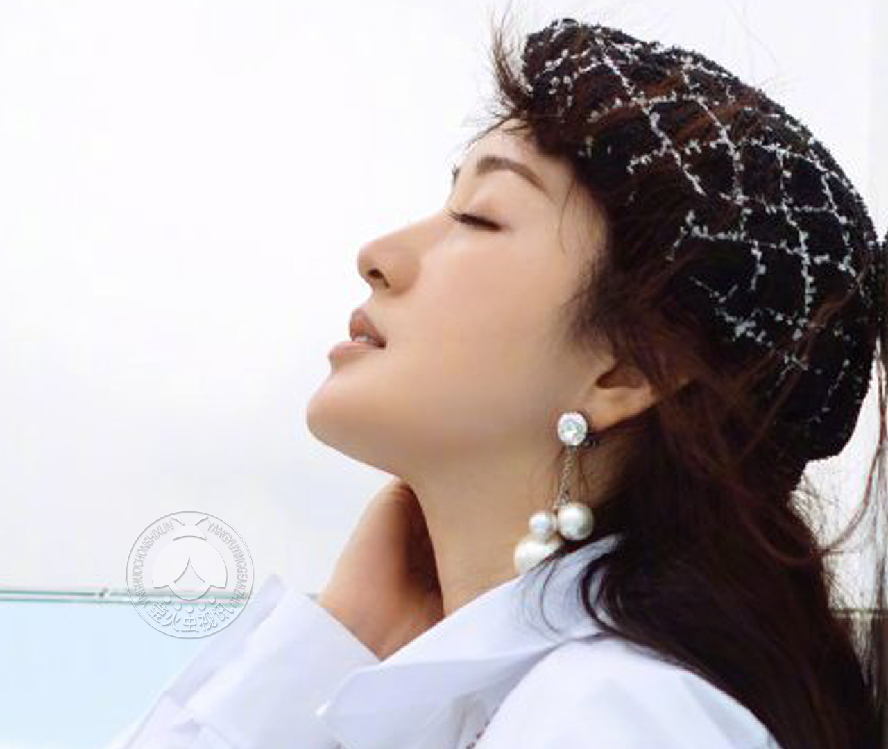 一组杨钰莹近期侧颜照,神与形的浑然天成,美炸了