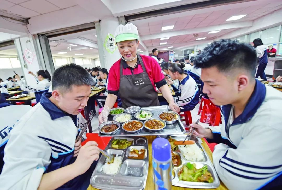 開學後一個月,乾媽就能記住每一個學生的口味,每天開飯前給學生們打好