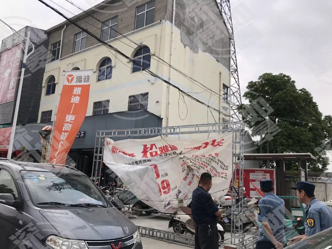 网友爆料:如皋雪岸雅迪专卖店占用公交站台,店主态度蛮横!_镇上