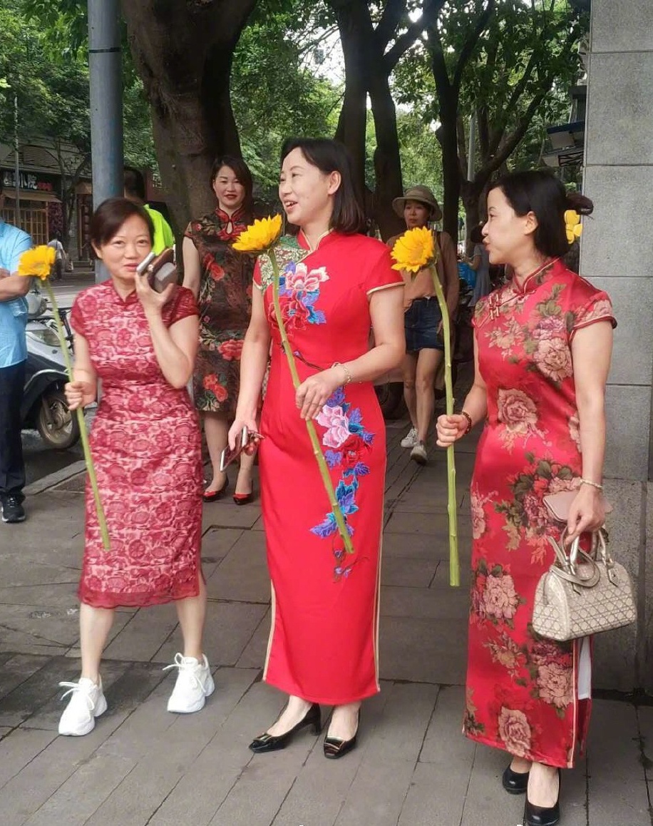 高考第一天,陪考妈妈们穿旗袍,举向日葵,花式加油法戏好足!