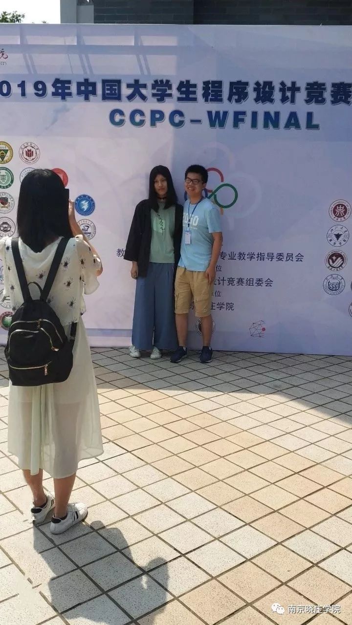 为姚彦梦总设计师和薛明怡设计师顾欣怡(十五)与我校代表队合影还有