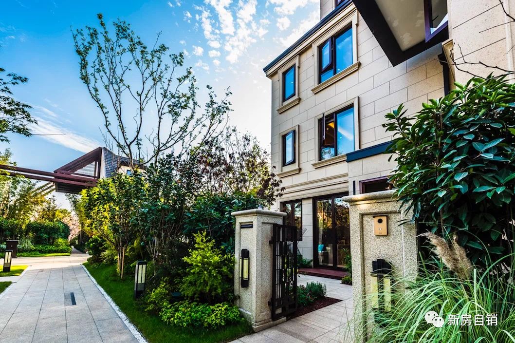 新城上坤樾山半岛704万起滨水别墅附一房一价表