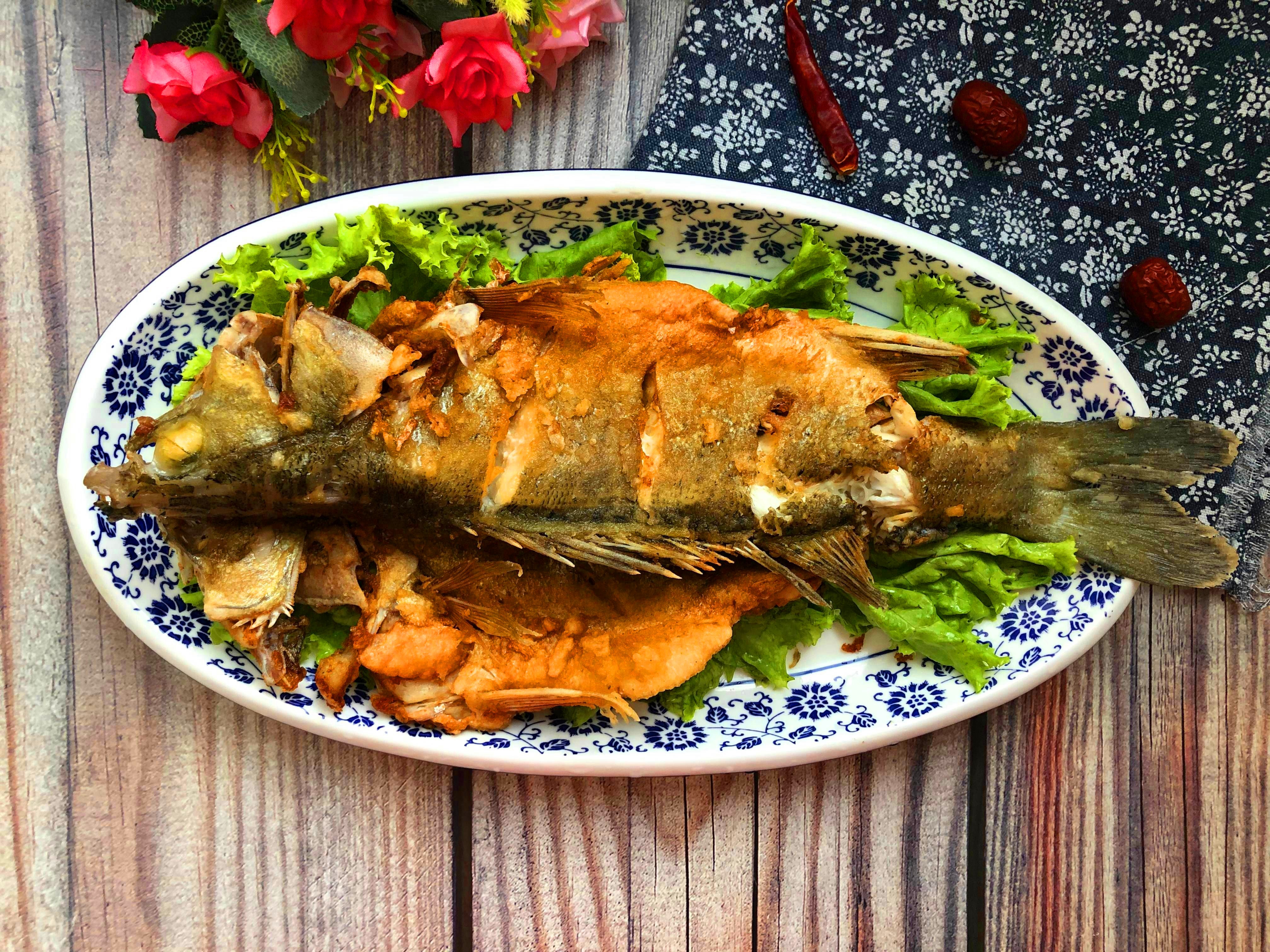 厨师给这道菜起的名字叫蒜香鲈鱼,口味也主要是以蒜香味为主,海鲈鱼