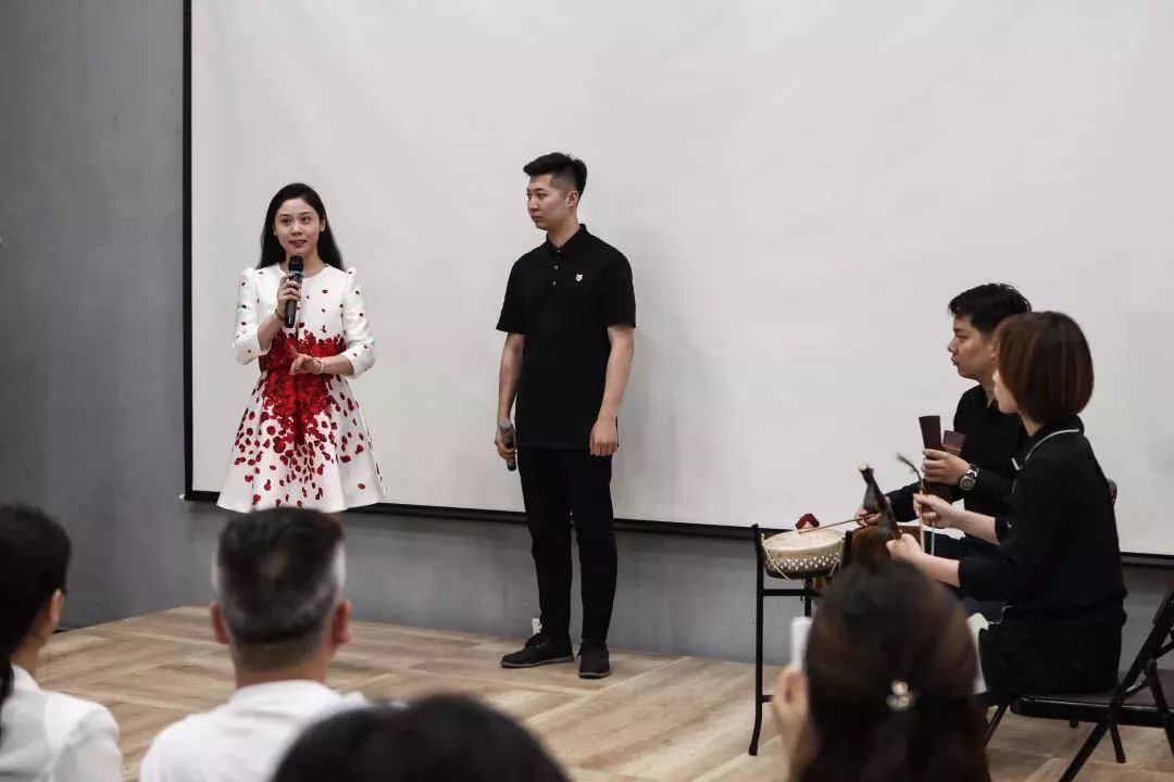 青年演员于欣泽,白金,王天宝,王中女,张晓妹在鼓师李明,琴师陈雨汀的