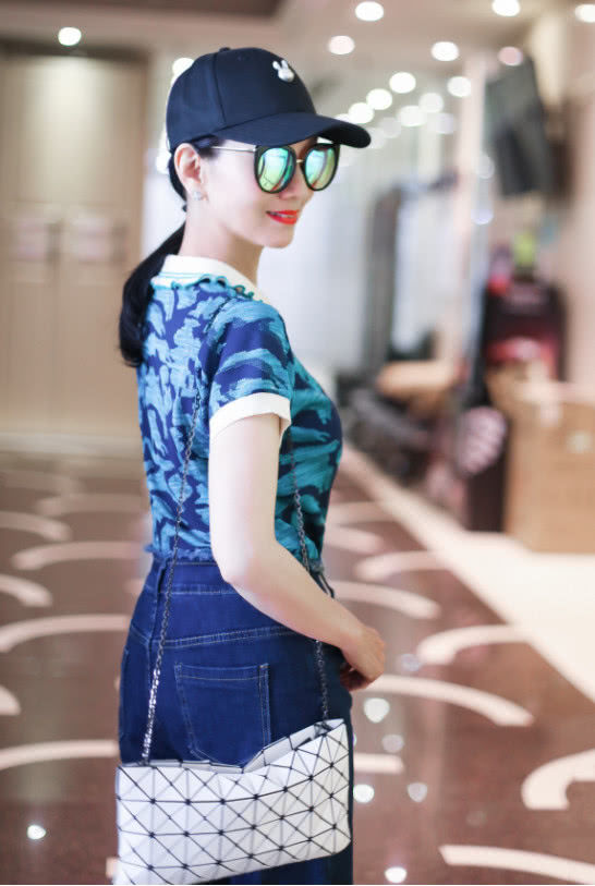 赵雅芝新私服造型曝光,穿深蓝印花t恤下搭牛仔裤,简单随意全新感觉