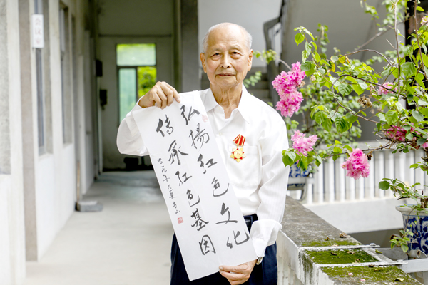 刘青山和他的书法作品.