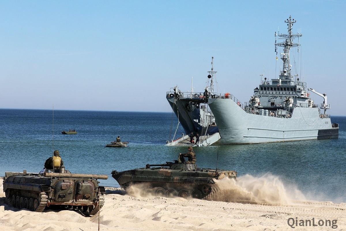 波兰海岸警卫旅举行登陆战训练步兵战车成滩头突击主力