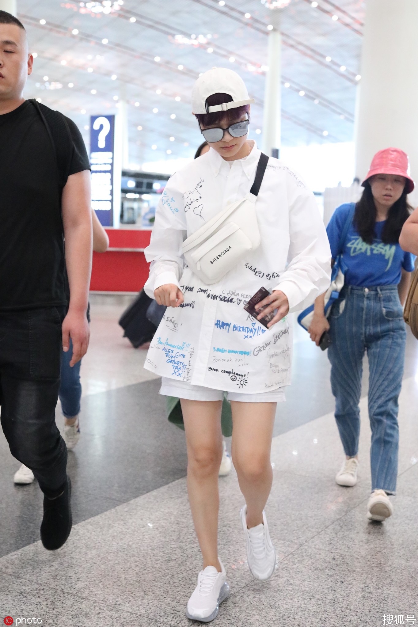 李宇春也玩起了下半身失踪 有大长腿就是任性