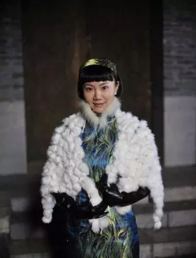 在剧中,以《雪豹》中小雨一角而让观众熟知的内地青年演员梓晓,这次