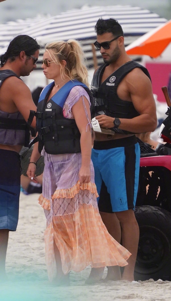 布兰妮和男友sam asghari最新迈阿密海上度假