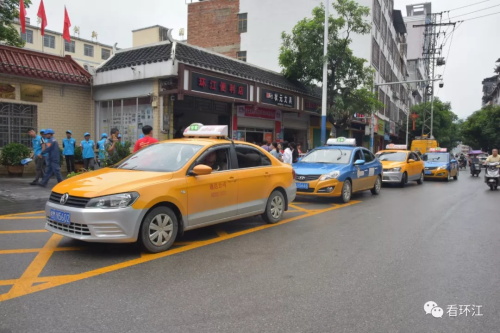 公交车,出租车,驾校多方出动,提供便利交通服务,接送考生安全抵达考点