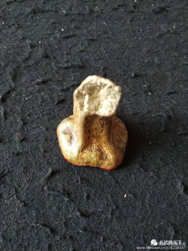 印文:高兴 材质:南瓜蒂 尺寸:约3*3*7 创作时间:2019.3.